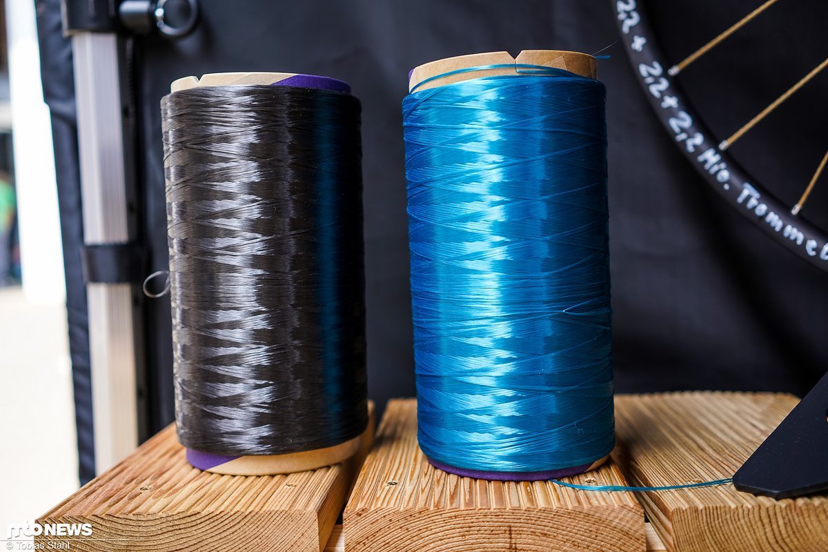 Optisch ein Knaller aber wohl (zunächst) nicht für die Serie geplant: die Fasern gibt es auch gefärbt, zum Beispiel in schwarz oder blau Optisch ein Knaller aber wohl (zunächst) nicht für die Serie geplant: die Fasern gibt es auch gefärbt, zum Beispiel in schwarz oder blau