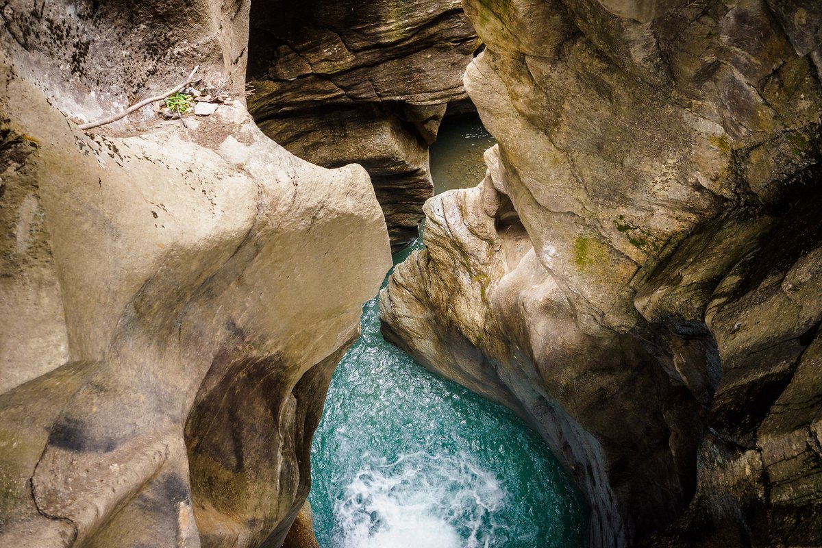 Tief in diesem Tobel verstecken sich Gesichter im Fels. Zu sehen nach halber Abfahrt quasi unter dem Trail Tief in diesem Tobel verstecken sich Gesichter im Fels. Zu sehen nach halber Abfahrt quasi unter dem Trail