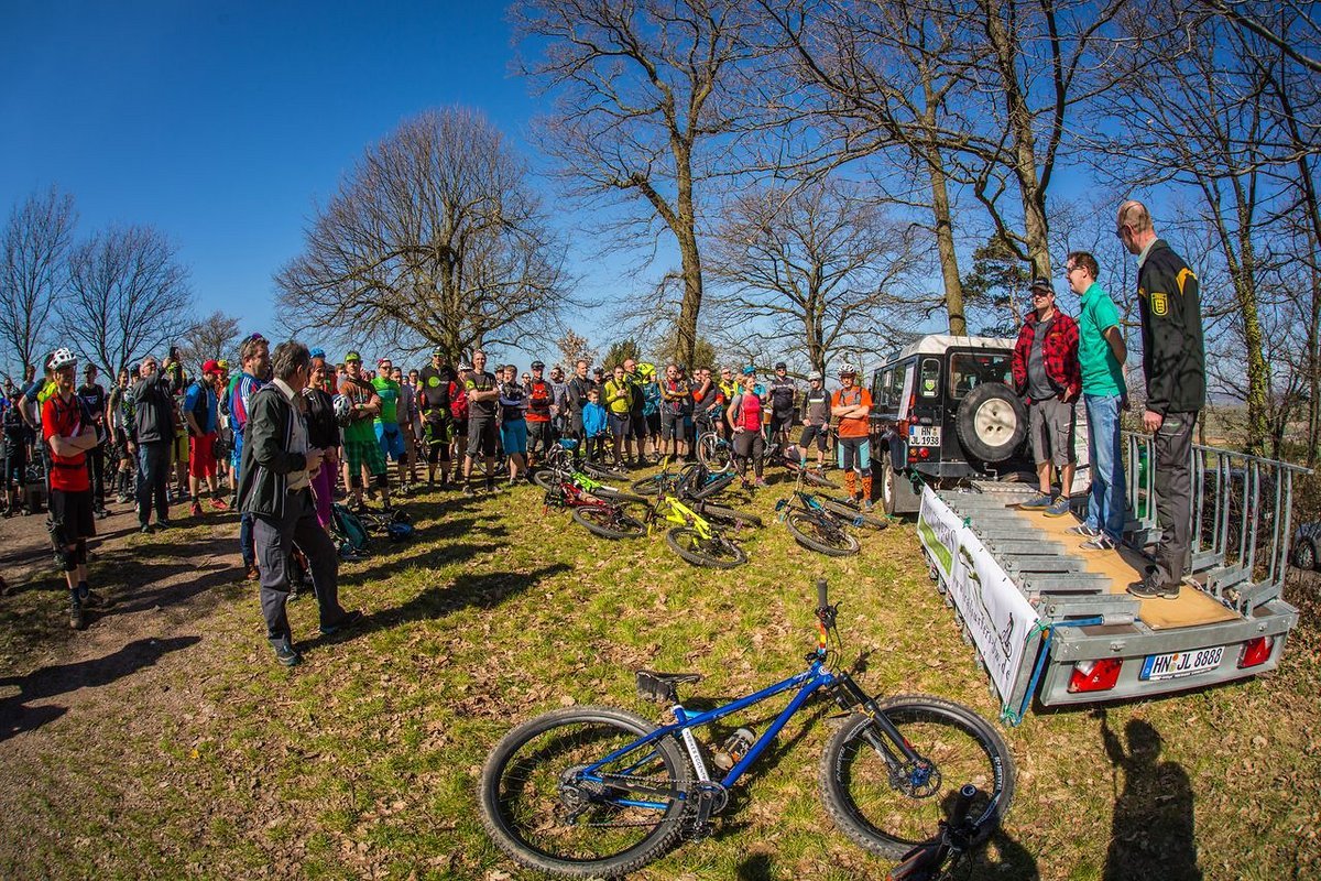 Die Reden der Offiziellen unterstreichen das gute Miteinander im Wald zwischen Bikern, Forst, Naturschutz, Jagd und Wanderer Die Reden der Offiziellen unterstreichen das gute Miteinander im Wald zwischen Bikern, Forst, Naturschutz, Jagd und Wanderer