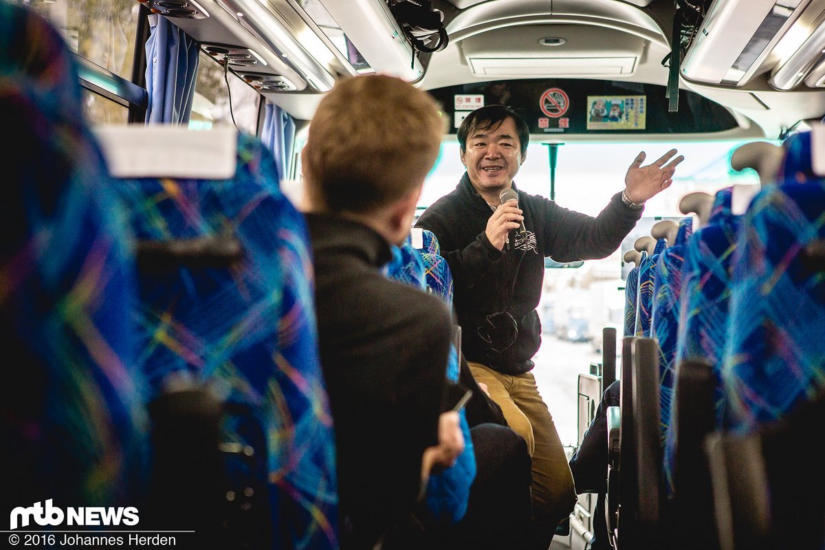 Eine wirklich superspannende Busrückfahrt: Manabu Tatekawa, Global Marketing Manager, erzählt viel Interessantes über Shimano. Die Ergebnisse gibt es in der kommenden Woche im großen Interview. Eine wirklich superspannende Busrückfahrt: Manabu Tatekawa, Global Marketing Manager, erzählt viel Interessantes über Shimano. Die Ergebnisse gibt es in der kommenden Woche im großen Interview.