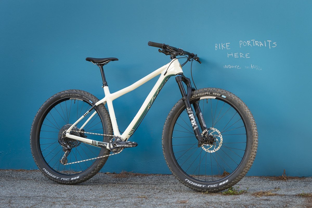 Das Ibis DV9 XC-Hardtail setzt auf einen schicken Carbon-Rahmen und ist in fünf verschiedenen Ausstattungsvarianten und als Rahmen erhältlich Das Ibis DV9 XC-Hardtail setzt auf einen schicken Carbon-Rahmen und ist in fünf verschiedenen Ausstattungsvarianten und als Rahmen erhältlich