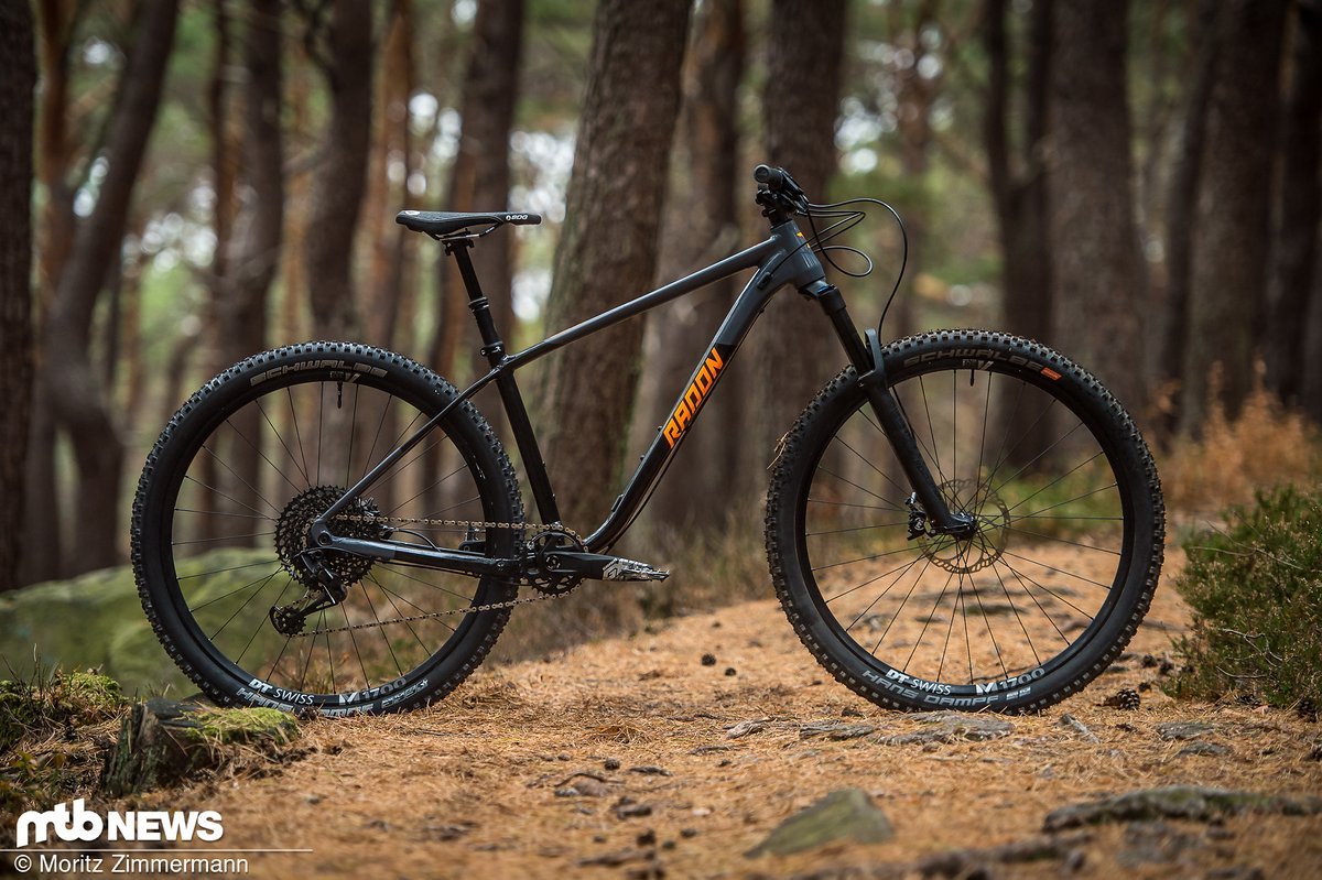 Mit dem Radon Cragger schickt der Versender für 2019 ein preiswertesTrail-Hardtail ins Rennen. Das neue Bike verfügt über 130 mm Federweg und lässt sich sowohl mit 27,5"+ Laufrädern als auch mit 29"-Laufrädern fahren. Mit dem Radon Cragger schickt der Versender für 2019 ein preiswertesTrail-Hardtail ins Rennen. Das neue Bike verfügt über 130 mm Federweg und lässt sich sowohl mit 27,5"+ Laufrädern als auch mit 29"-Laufrädern fahren.