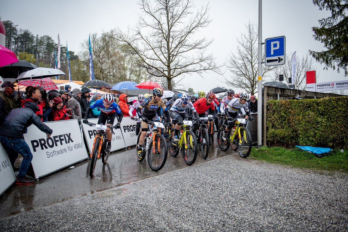 Der Start der Herren beim zweiten Rennen des Proffix Swiss Bike Cup in Buchs. Die Farben der Trikots der Top-Fahrer konnte man nur auf den ersten Metern erkennen. Der Start der Herren beim zweiten Rennen des Proffix Swiss Bike Cup in Buchs. Die Farben der Trikots der Top-Fahrer konnte man nur auf den ersten Metern erkennen.