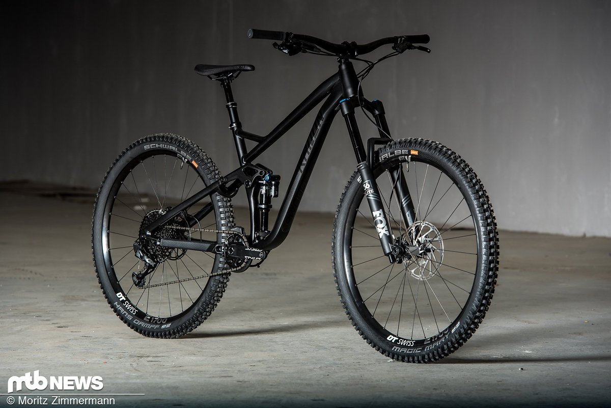 Das Radon Swoop 9.0 verfügt über satte 170 mm Federweg an Front und Heck, was in Kombination mit den großen Laufrädern und der abfahrtslastigen Geometrie für jede Menge Downhill-Spaß sorgen soll Das Radon Swoop 9.0 verfügt über satte 170 mm Federweg an Front und Heck, was in Kombination mit den großen Laufrädern und der abfahrtslastigen Geometrie für jede Menge Downhill-Spaß sorgen soll