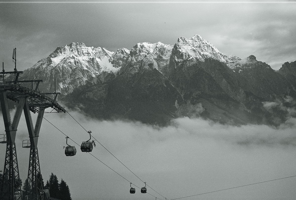 2013, WC Leogang. Kontrast und Struktur. Die physikalische Erklärung bleibe ich euch hier schuldig, aber die Struktur der schneebedeckten Berge konnte ich nicht einmal mit der Vollformat Canon so abbilden wie mit der analogen Leica. 2013, WC Leogang. Kontrast und Struktur. Die physikalische Erklärung bleibe ich euch hier schuldig, aber die Struktur der schneebedeckten Berge konnte ich nicht einmal mit der Vollformat Canon so abbilden wie mit der analogen Leica.