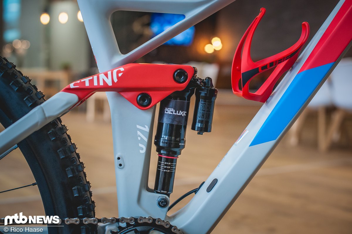 Die 140 mm Federweg am Heck kontrolliert ein metrischer RockShox Super Deluxe-Dämpfer mit Trunnion-Mount. Die 140 mm Federweg am Heck kontrolliert ein metrischer RockShox Super Deluxe-Dämpfer mit Trunnion-Mount.