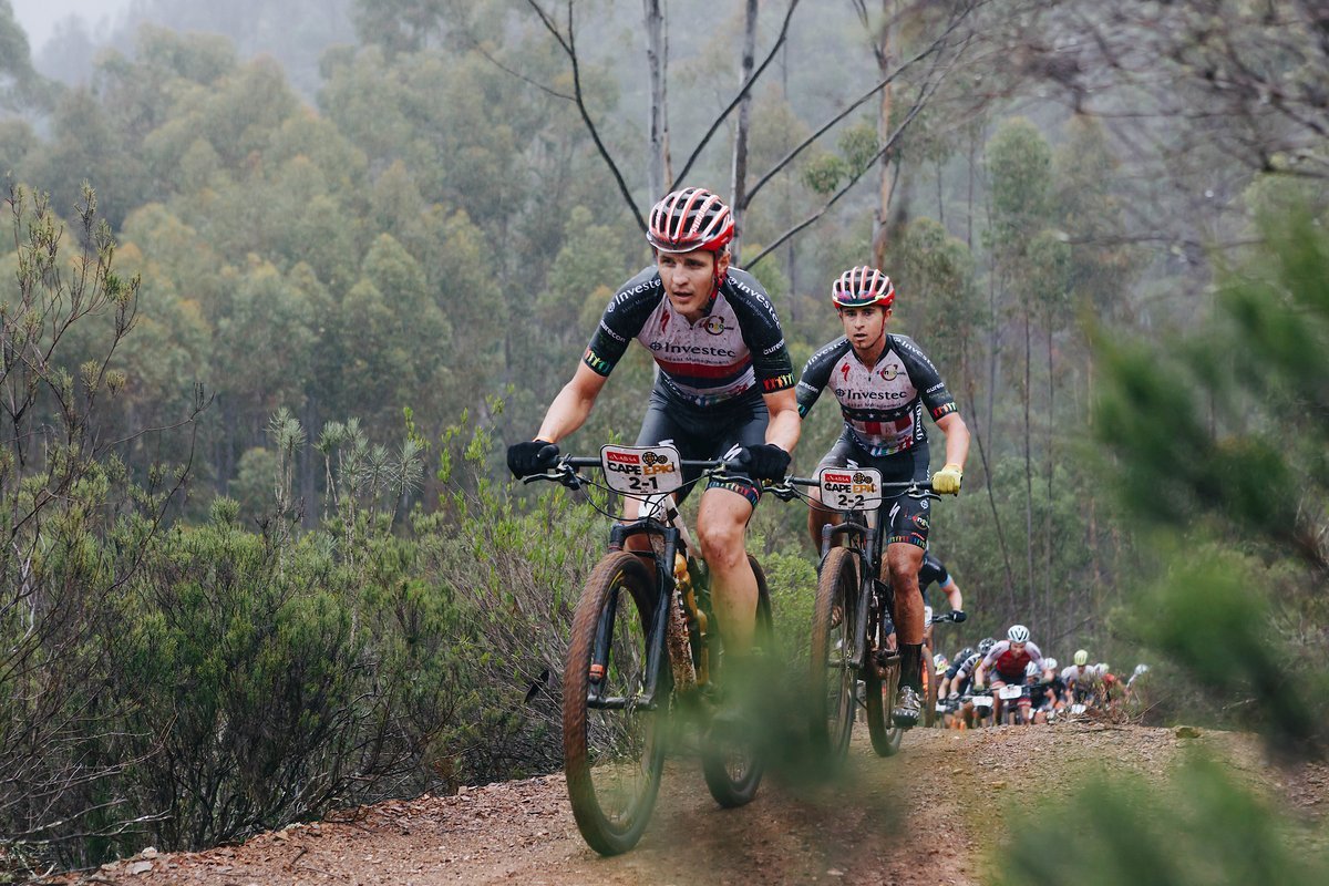 Frühzeitig setzte das Investec Songo Specialized Duo eine hohe Pace - lediglich Alban Lakata und Kristian Hynek konnten folgen Frühzeitig setzte das Investec Songo Specialized Duo eine hohe Pace - lediglich Alban Lakata und Kristian Hynek konnten folgen