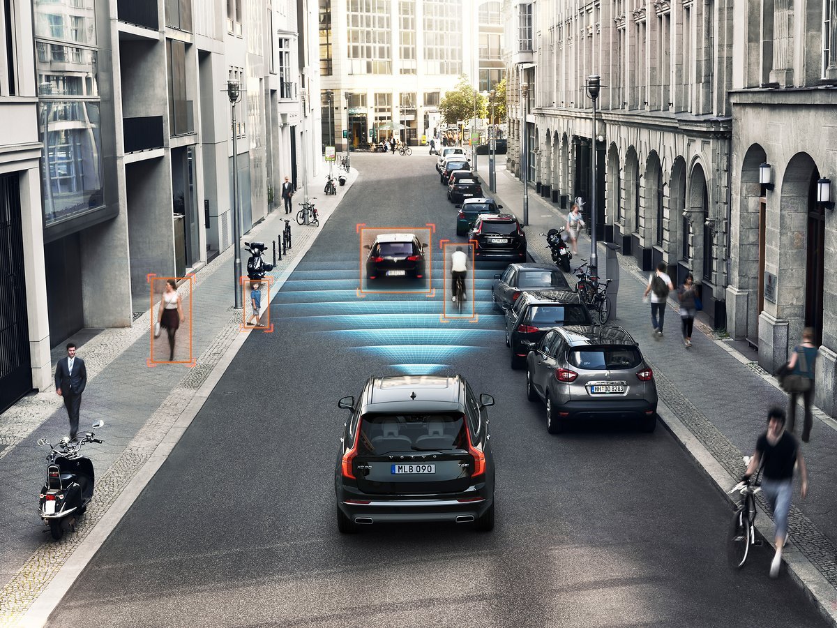 Volvo arbeitet seit 2010 mit einem Fußgängerwarnsystem. Seit 2013 wird dieses zudem noch durch eine Radfahrer-Erkennung ergänzt Volvo arbeitet seit 2010 mit einem Fußgängerwarnsystem. Seit 2013 wird dieses zudem noch durch eine Radfahrer-Erkennung ergänzt