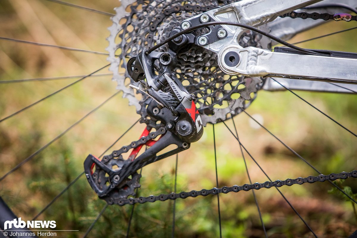 Das SRAM X01 Schaltwerk. Optisch gefällt uns ehrlich gesagt die ganz schwarze Variante besser als die mit rotem Käfig Das SRAM X01 Schaltwerk. Optisch gefällt uns ehrlich gesagt die ganz schwarze Variante besser als die mit rotem Käfig
