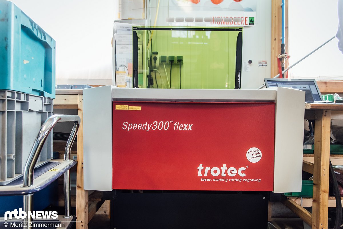 Wenn die Teile zurück vom Eloxieren sind, dann schlägt die große Stunde von Speedy300 Wenn die Teile zurück vom Eloxieren sind, dann schlägt die große Stunde von Speedy300
