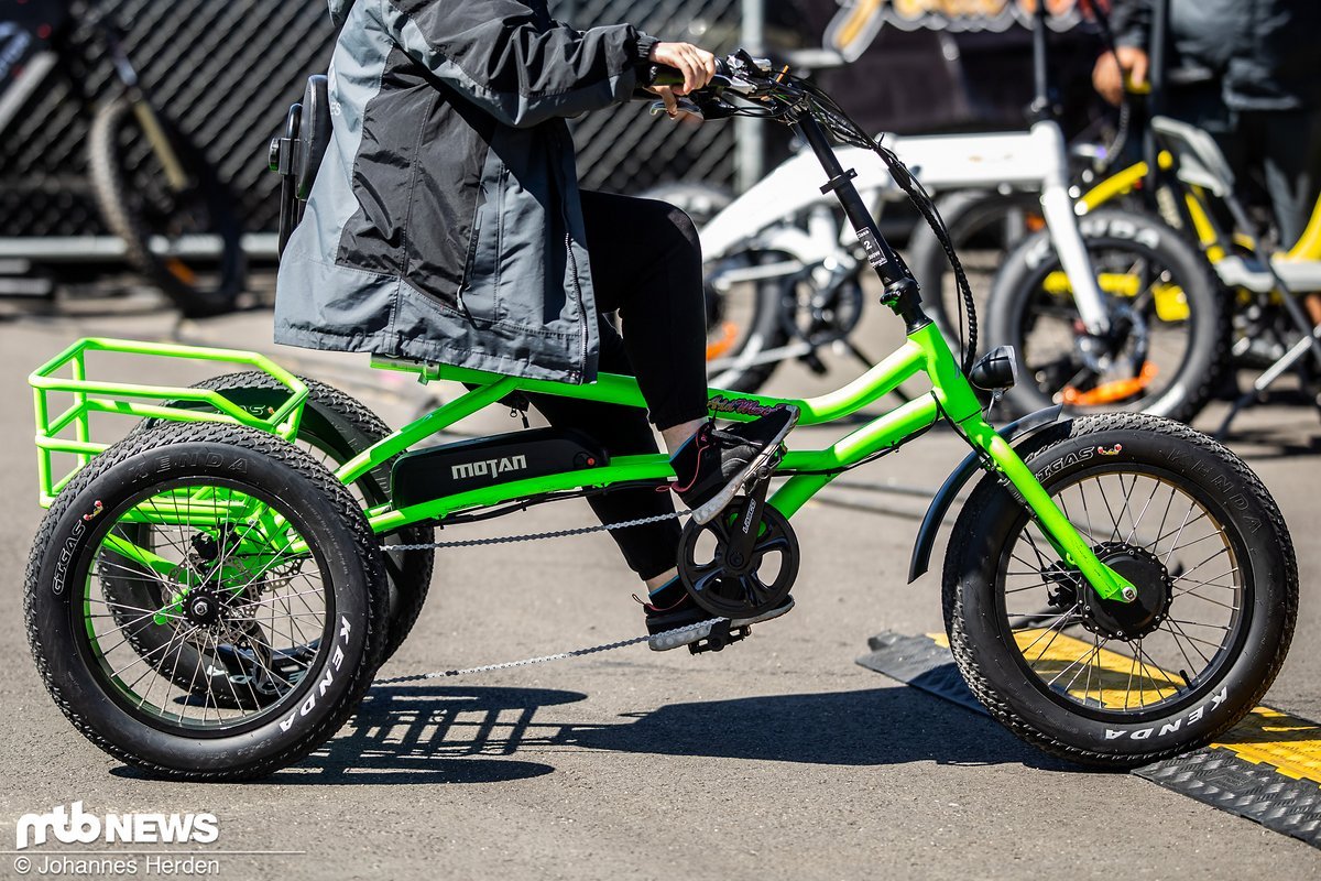Wussten wir auch nicht, dass es das schon gibt: Ein elektrischer Trike-Beachcruiser, wie schon weiter oben ebenfalls aus der kuriosen Design-Feder der Firma Addmotor. Wussten wir auch nicht, dass es das schon gibt: Ein elektrischer Trike-Beachcruiser, wie schon weiter oben ebenfalls aus der kuriosen Design-Feder der Firma Addmotor.