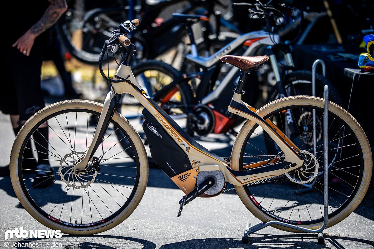 Das Schwabing M1 Schwabing ist ein City-Ebike, was zwar nach Holz aussieht, aber aus Carbon-Fasern besteht Das Schwabing M1 Schwabing ist ein City-Ebike, was zwar nach Holz aussieht, aber aus Carbon-Fasern besteht