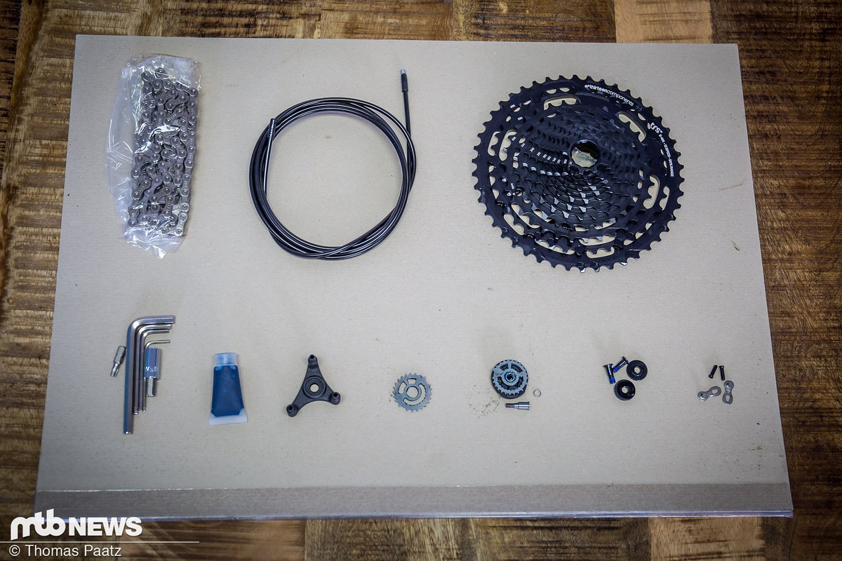 Das e*thirteen TRS Plus 12-fach Upgrade-Kit wandelt einen SRAM 11-fach-Antrieb in einen 12-fach-Antrieb um. Das e*thirteen TRS Plus 12-fach Upgrade-Kit wandelt einen SRAM 11-fach-Antrieb in einen 12-fach-Antrieb um.