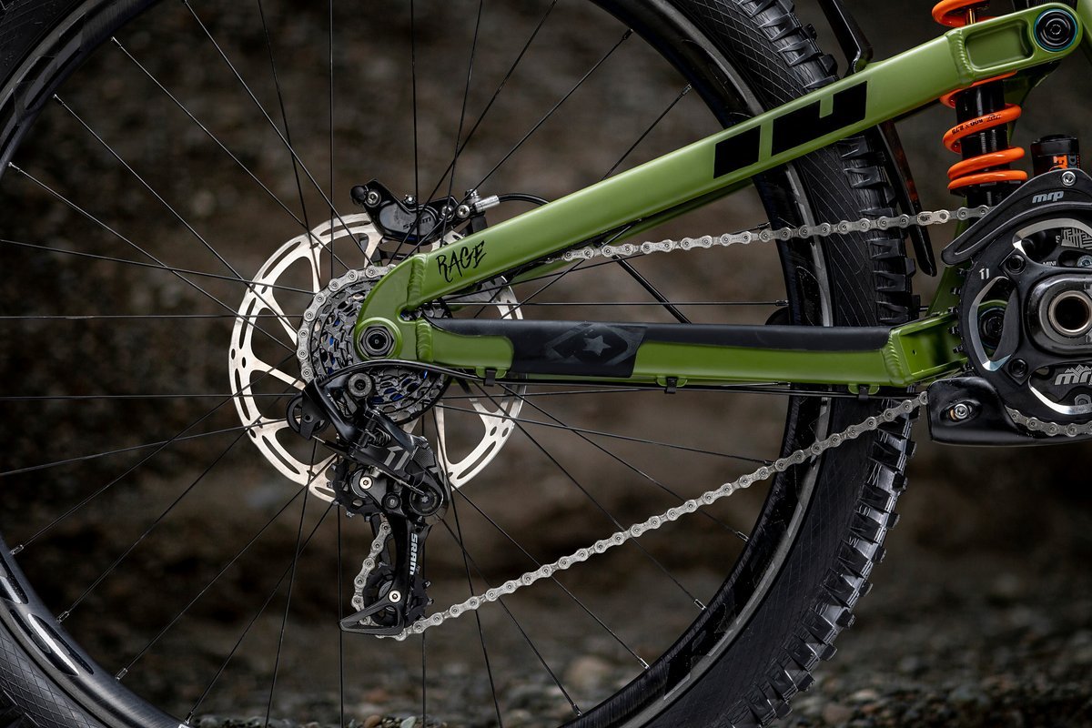 Bei der Geometrie hat man sich am Propain Rage Carbon orientiert, bei dessen Entwicklung die Expertise des Downhill World Cup-Teams eingeflossen ist Bei der Geometrie hat man sich am Propain Rage Carbon orientiert, bei dessen Entwicklung die Expertise des Downhill World Cup-Teams eingeflossen ist