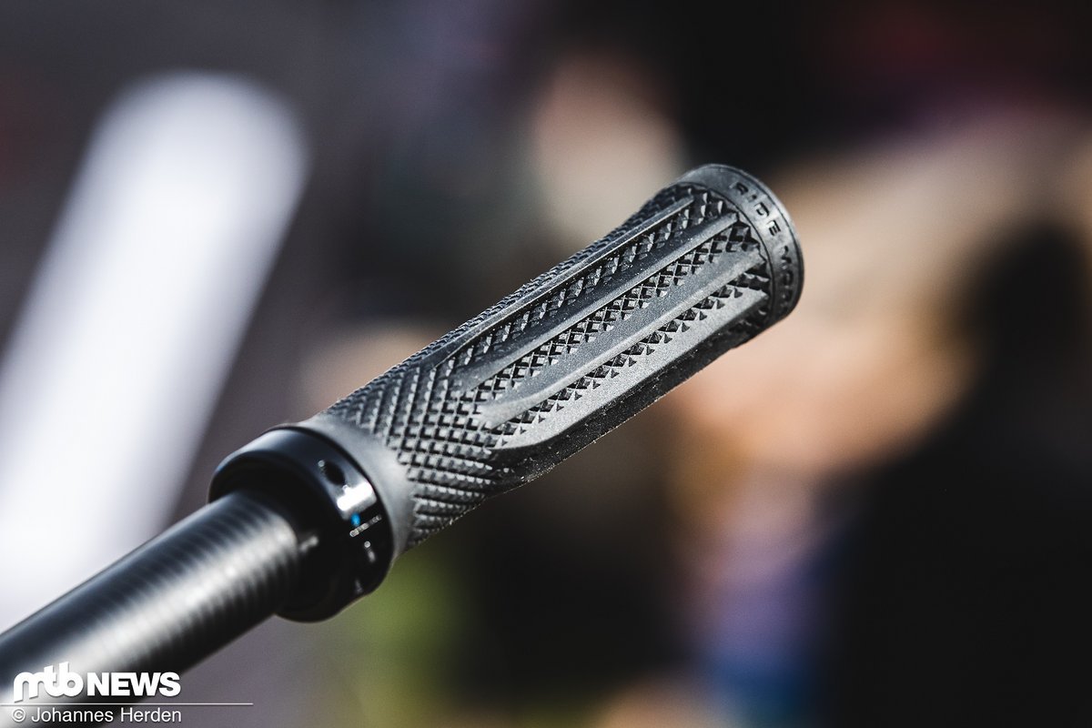Die neuen OneUp Lock-On-Griffe verzichten auf einen äußeren Klemmring und sind in sechs Farben erhältlich. Die neuen OneUp Lock-On-Griffe verzichten auf einen äußeren Klemmring und sind in sechs Farben erhältlich.
