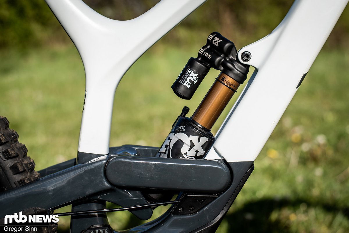 Nicht weniger variabel fällt der Fox Float X2 Factory-Luftdämpfer am Heck aus. Nicht weniger variabel fällt der Fox Float X2 Factory-Luftdämpfer am Heck aus.