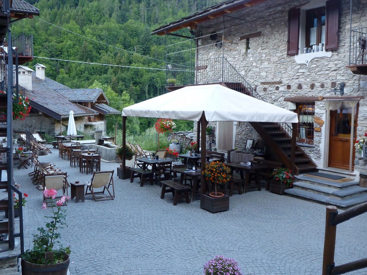 Das Ceaglio befindet sich am Fuß der Gardetta-Hochebene im oberen Valle Maira auf 1223 m an der alten Dorfstrasse im Ortsteil Vernetti der Gemeinde Marmora inmitten einer Kulturlandschaft. Das Ceaglio befindet sich am Fuß der Gardetta-Hochebene im oberen Valle Maira auf 1223 m an der alten Dorfstrasse im Ortsteil Vernetti der Gemeinde Marmora inmitten einer Kulturlandschaft.
