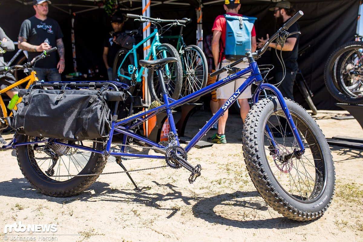 Lastenrad auf amerikanisch: Das Surly Big Fat Dummy ist ein superlanges Fatbike-Lastenrad, bei dem die ganze Familie mitfahren können sollte – nur in den Kofferraum passt es definitiv nicht mehr Lastenrad auf amerikanisch: Das Surly Big Fat Dummy ist ein superlanges Fatbike-Lastenrad, bei dem die ganze Familie mitfahren können sollte – nur in den Kofferraum passt es definitiv nicht mehr