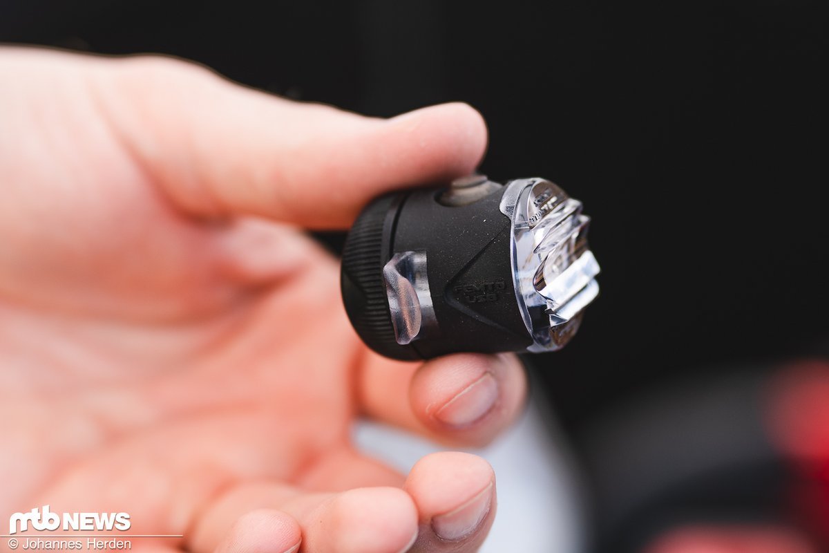 Die Lezyne Femto USB-Lampe ist wasserdicht, STVZO-zugelassen und kann mittels USB-Buchse geladen werden. Die Lezyne Femto USB-Lampe ist wasserdicht, STVZO-zugelassen und kann mittels USB-Buchse geladen werden.