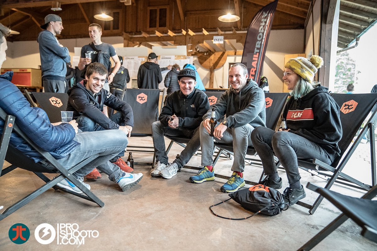 Gute Laune am Abend von Tag 2, trotz wenig Glück bei Sebastian und einigen Fahrern des Ibis Team-Werx Gute Laune am Abend von Tag 2, trotz wenig Glück bei Sebastian und einigen Fahrern des Ibis Team-Werx