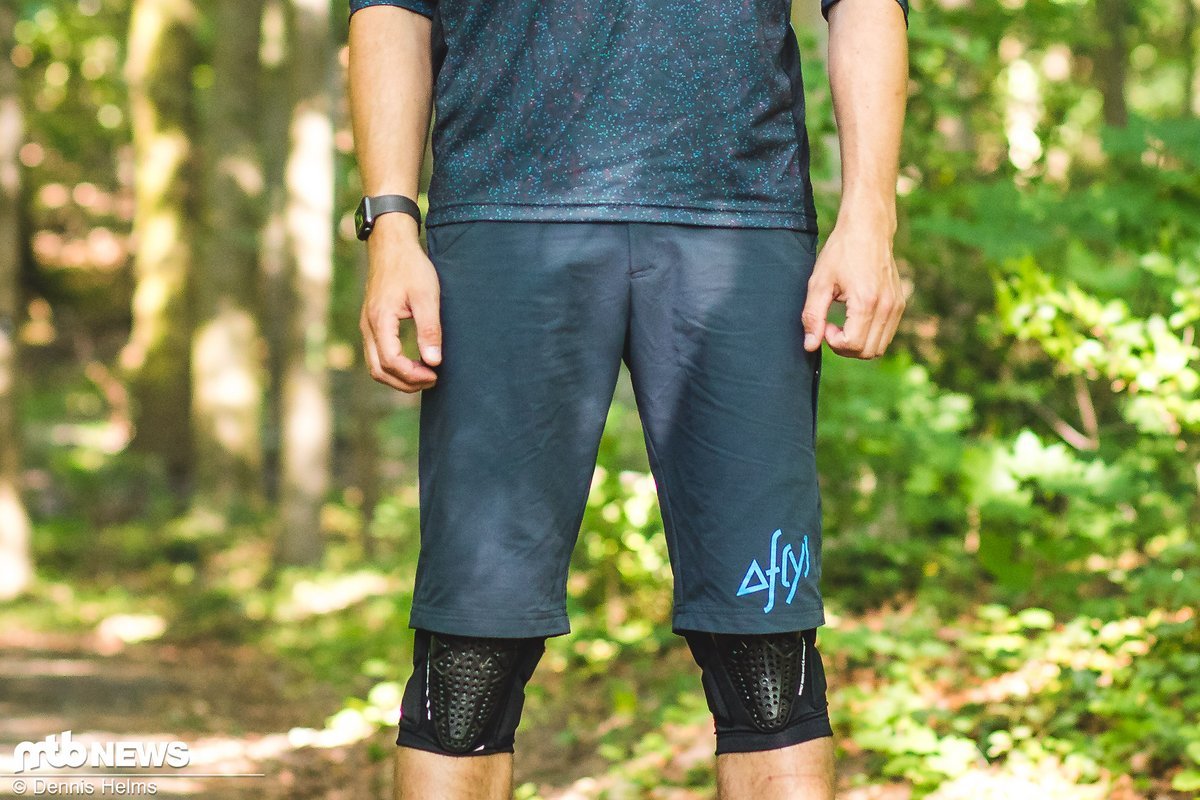 Die Hose passt mir (1,93 m, Größe L) insgesamt sehr gut, könnte aber noch einen Hauch länger sein – aber das ist natürlich Geschmackssache Die Hose passt mir (1,93 m, Größe L) insgesamt sehr gut, könnte aber noch einen Hauch länger sein – aber das ist natürlich Geschmackssache