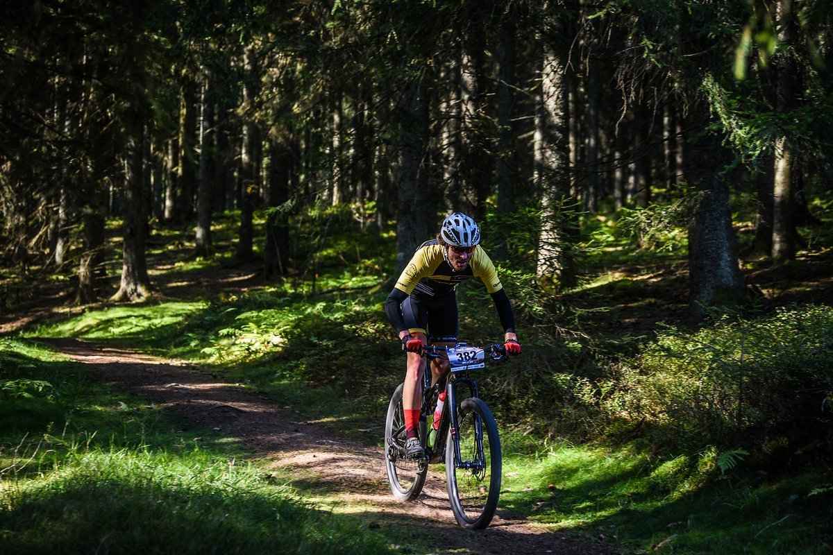 Zunächst ging es auf breiten Schotterwegen bergauf. Perfekt, um sein eigenes Tempo zu finden. Doch anschließend begann das Trailspektakel mit der ersten coolen Abfahrt! Zunächst ging es auf breiten Schotterwegen bergauf. Perfekt, um sein eigenes Tempo zu finden. Doch anschließend begann das Trailspektakel mit der ersten coolen Abfahrt!
