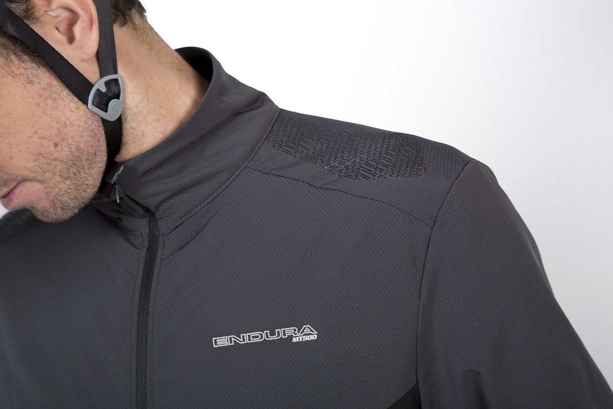 Das MT500 Thermo Langarm Trikot soll dem Fahrer auch im Herbst und Winter gemütliche Ausfahrten ermöglichen. Das MT500 Thermo Langarm Trikot soll dem Fahrer auch im Herbst und Winter gemütliche Ausfahrten ermöglichen.