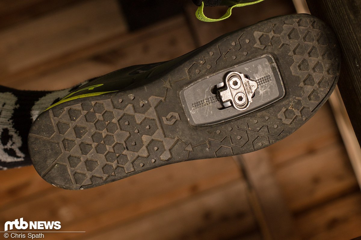 Mit Sticky Rubber und einer wechselnden Profilierung je nach Fußzone soll der Schuh auch im uneingeklickten Zustand Halt am Pedal bieten Mit Sticky Rubber und einer wechselnden Profilierung je nach Fußzone soll der Schuh auch im uneingeklickten Zustand Halt am Pedal bieten