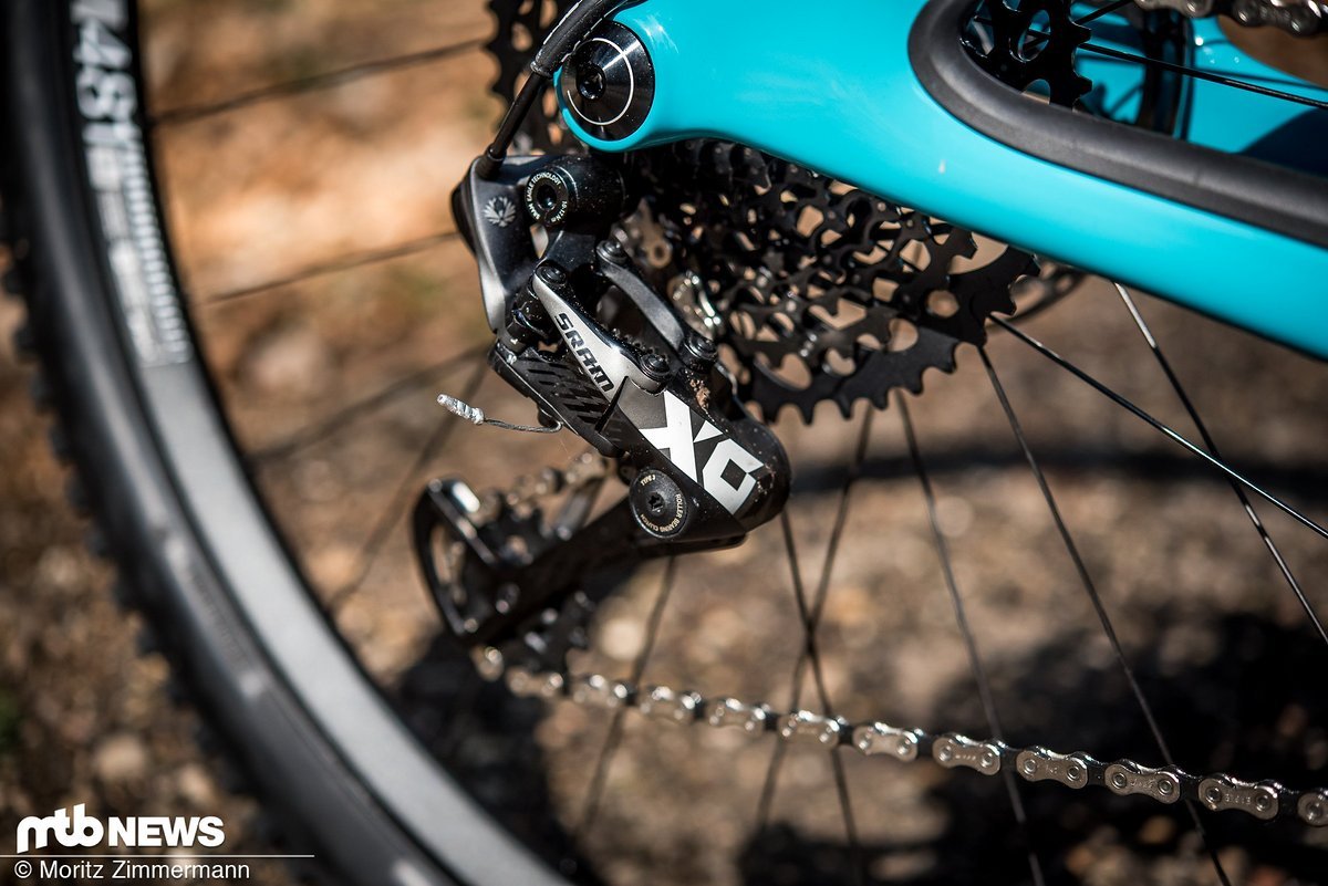 Die 12 Gänge der SRAM X01 Eagle sorgen für knackige Schaltvorgänge und bieten eine Bandbreite, die für die allermeisten Situationen völlig ausreicht. Die 12 Gänge der SRAM X01 Eagle sorgen für knackige Schaltvorgänge und bieten eine Bandbreite, die für die allermeisten Situationen völlig ausreicht.