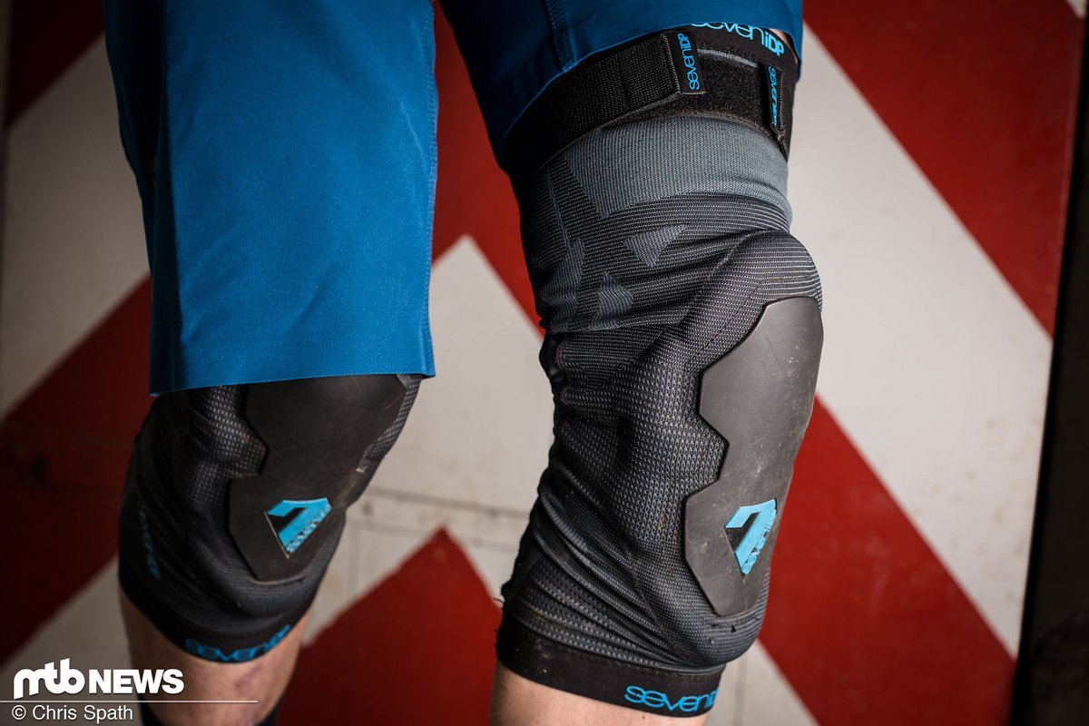 Der Seven Project Knee besteht aus einem gestrickten Strumpf mit aufgetragenem Gummi-Pad Der Seven Project Knee besteht aus einem gestrickten Strumpf mit aufgetragenem Gummi-Pad