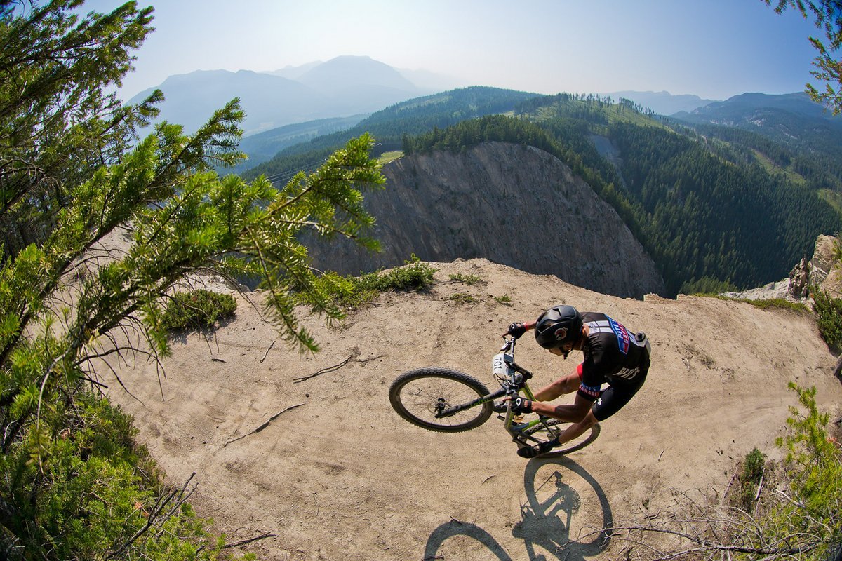 Spektakuläre Landschaft schon auf der ersten Etappe, die Trails führen direkt an einer Schlucht vorbei. Spektakuläre Landschaft schon auf der ersten Etappe, die Trails führen direkt an einer Schlucht vorbei.