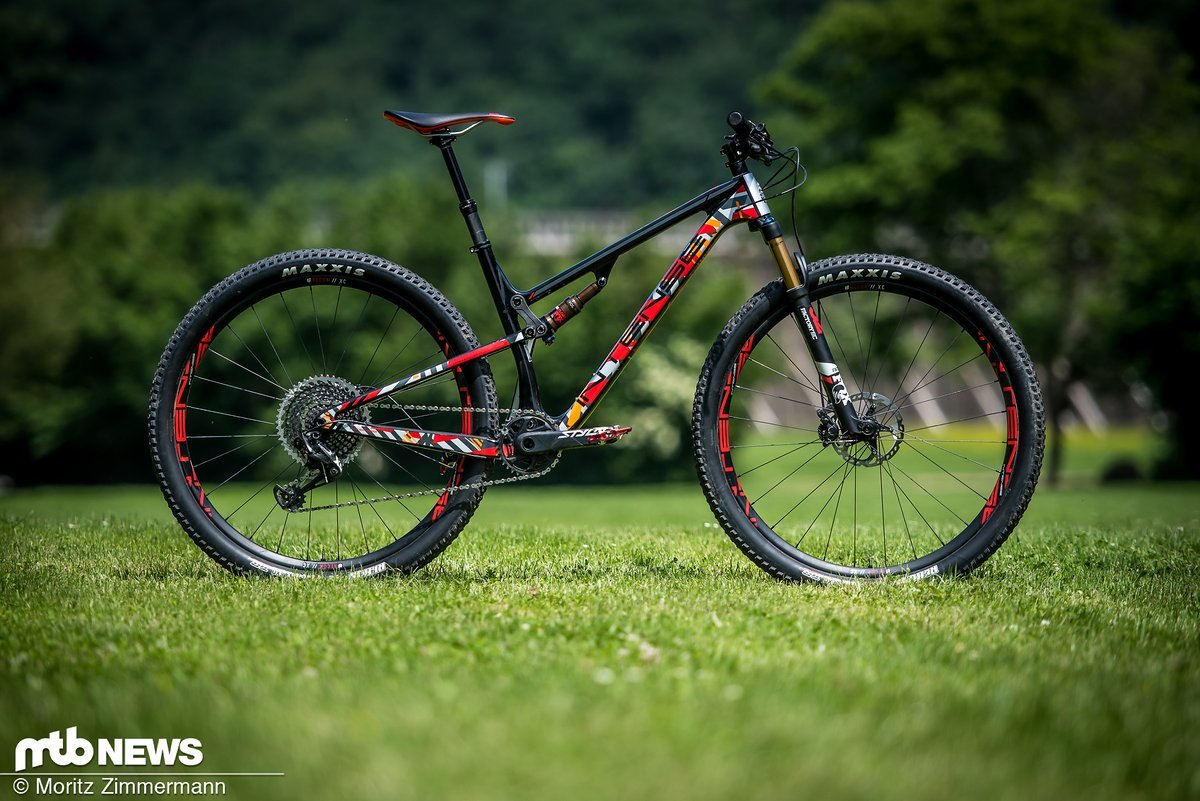Das Intense Sniper XC ist ein sehr spaßiger und sehr schneller Begleiter, der vor allem auf flowigen Trails mit kurzen, knackigen Gegenanstiegen glänzt Das Intense Sniper XC ist ein sehr spaßiger und sehr schneller Begleiter, der vor allem auf flowigen Trails mit kurzen, knackigen Gegenanstiegen glänzt