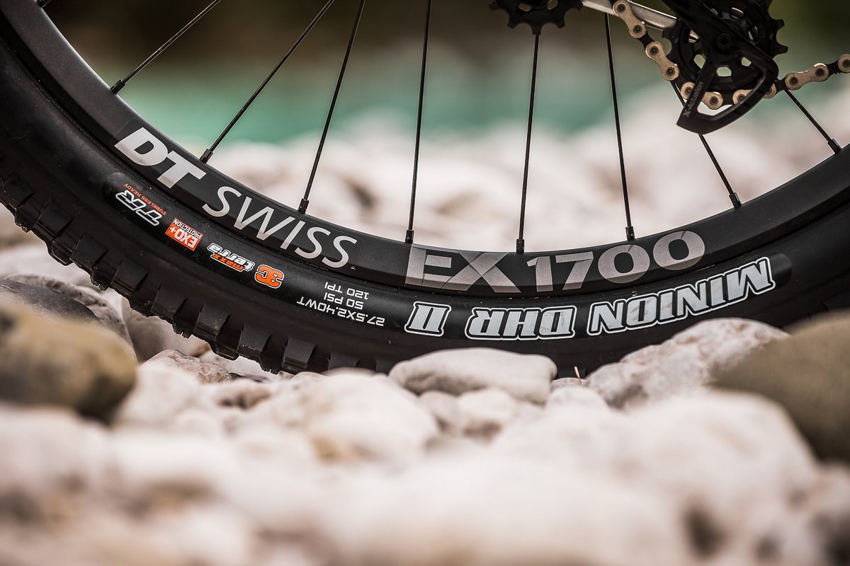 Der Custom DT Swiss EX1700-Laufradsatz verfügt über 32 J-Bend-Speichen sowie einen geschweißten Felgenstoß Der Custom DT Swiss EX1700-Laufradsatz verfügt über 32 J-Bend-Speichen sowie einen geschweißten Felgenstoß