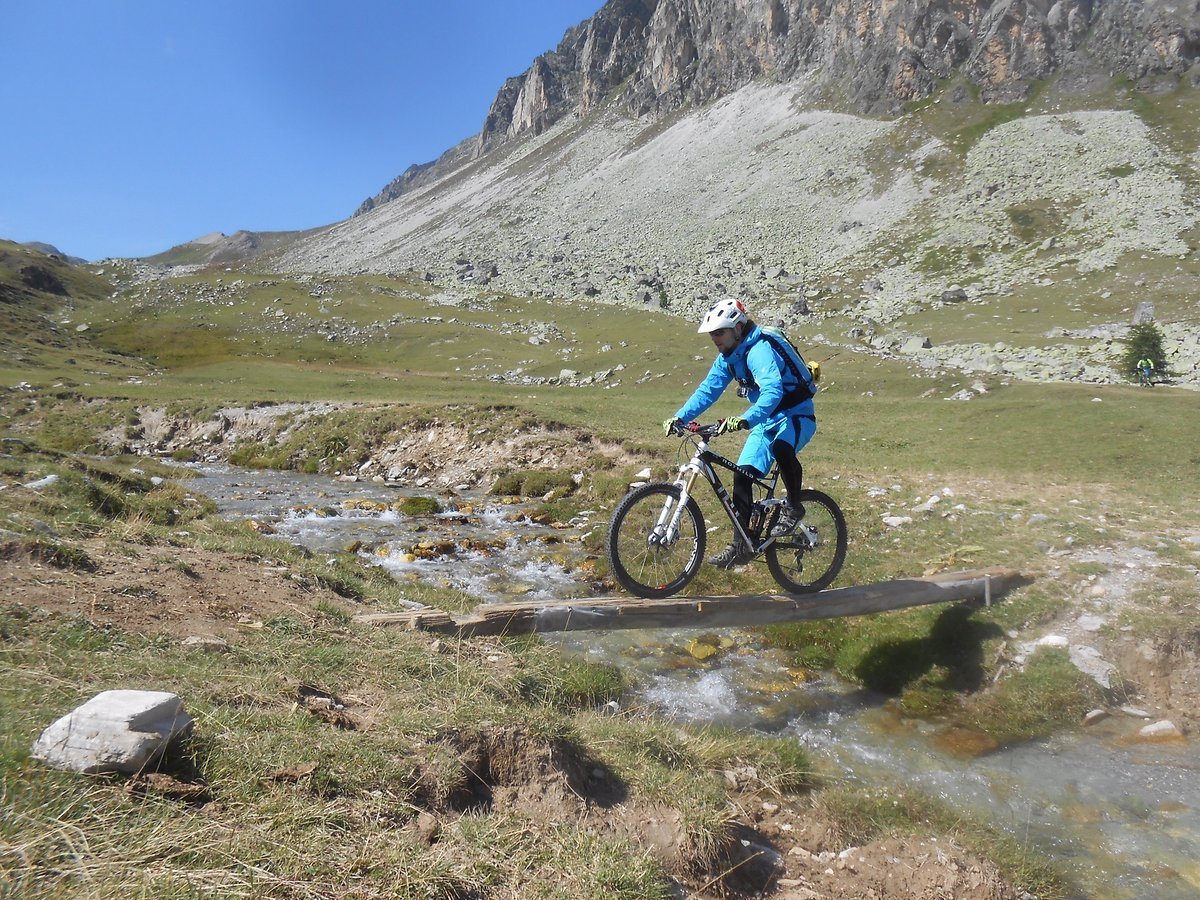 Er hat nach ausgiebigen Trailgeballere noch die Ruhe und Konzentration für solche Kunststückchen, unser Fahrtechniktrainer MacHartmann. Er hat nach ausgiebigen Trailgeballere noch die Ruhe und Konzentration für solche Kunststückchen, unser Fahrtechniktrainer MacHartmann.