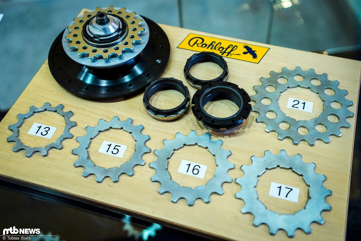 Detailoptimierung: eine neue Ritzel / Pulley-Aufnahme mit Lockring (Mitte rechts) soll auch die letzten Geräusche bei Verwendung eines Zahnriemens aus dem Antriebsstrang verbannen Detailoptimierung: eine neue Ritzel / Pulley-Aufnahme mit Lockring (Mitte rechts) soll auch die letzten Geräusche bei Verwendung eines Zahnriemens aus dem Antriebsstrang verbannen
