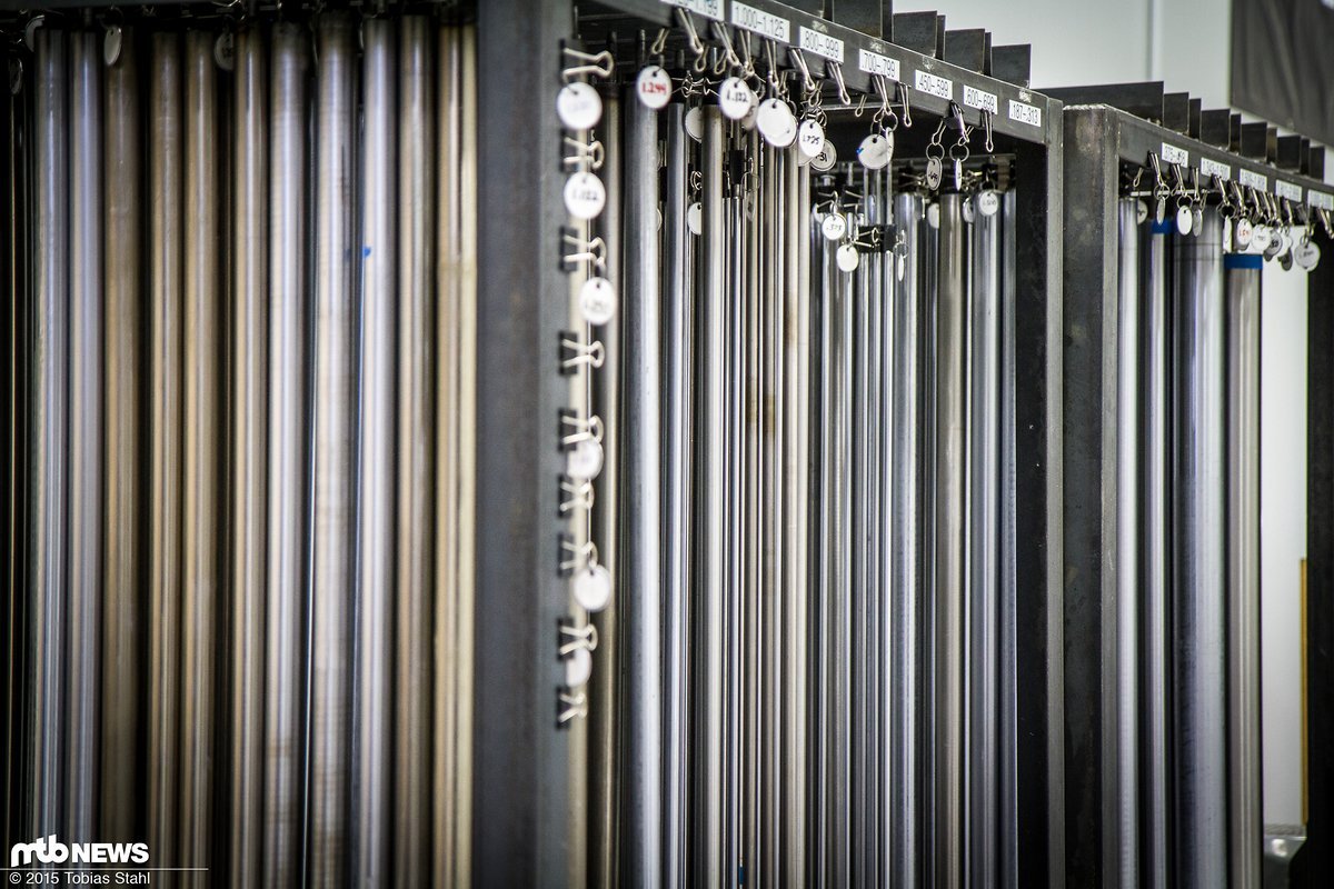 Herstellung von Carbon-Rohren für Custom-Rahmenbauer. Diese präzisen Metall-Mandrelle werden mit Carbonlagen umwickelt Herstellung von Carbon-Rohren für Custom-Rahmenbauer. Diese präzisen Metall-Mandrelle werden mit Carbonlagen umwickelt
