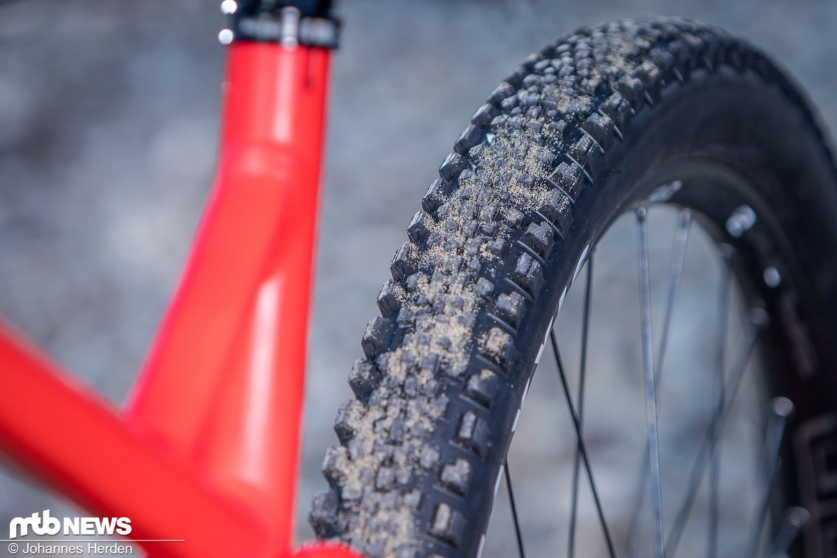 Tuning-Tipp: Der Maxxis Minion Semi Slick-Reifen am Hinterrad rollt sehr gut und bereitet geübteren Fahrern viel Spaß auf dem Trail Tuning-Tipp: Der Maxxis Minion Semi Slick-Reifen am Hinterrad rollt sehr gut und bereitet geübteren Fahrern viel Spaß auf dem Trail