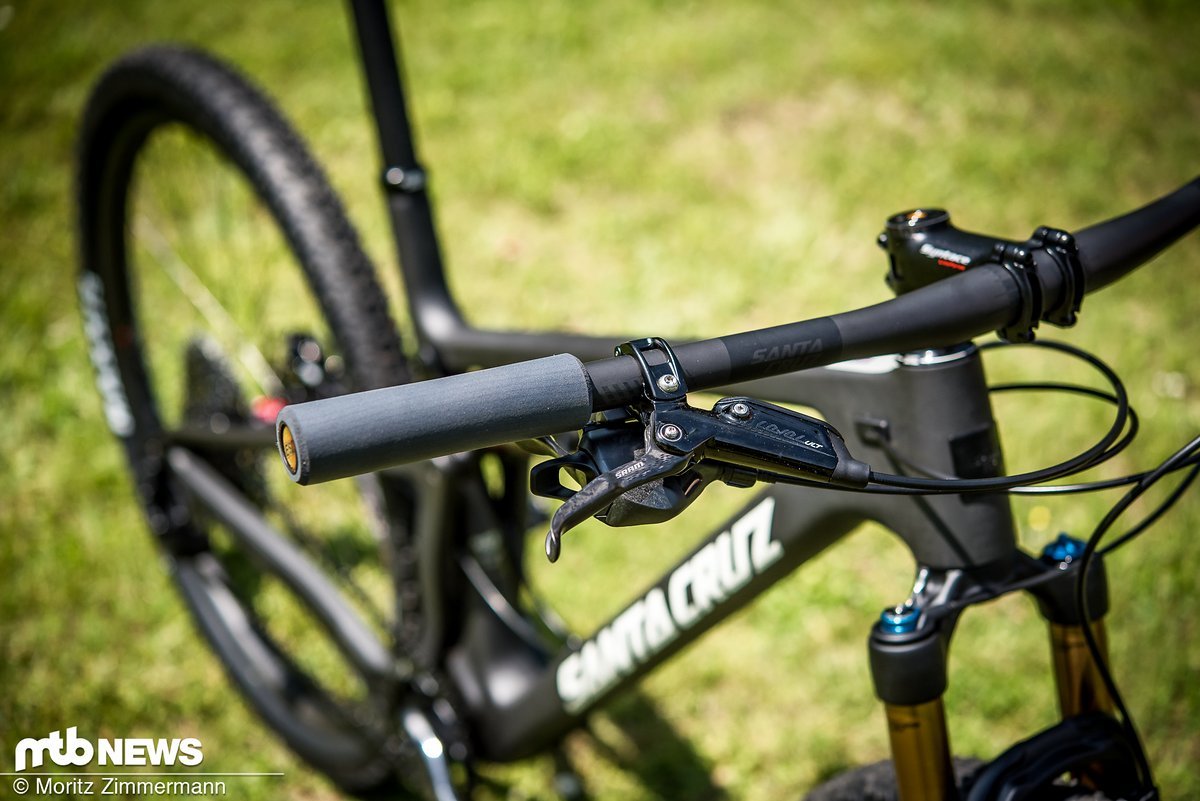 Der hauseigene Carbon-Flatbar wurde mit den leichten SRAM Level Ultimate-Bremsen und ebenfalls leichten und im XC-Milieu beliebten ESI-Moosgummi-Griffen bestückt. Der hauseigene Carbon-Flatbar wurde mit den leichten SRAM Level Ultimate-Bremsen und ebenfalls leichten und im XC-Milieu beliebten ESI-Moosgummi-Griffen bestückt.