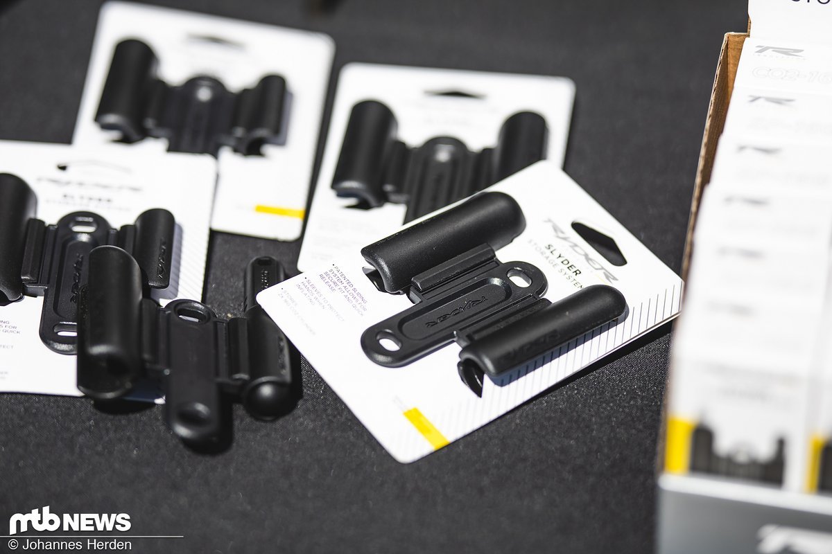 Das Ryder Innovation Slyder Storage System wird unter dem Flaschenhalter montiert und bietet zwei 16 g CO2-Kartuschen Platz. Das Ryder Innovation Slyder Storage System wird unter dem Flaschenhalter montiert und bietet zwei 16 g CO2-Kartuschen Platz.