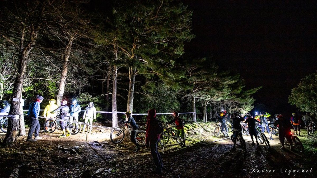 Der Start zur ersten Stage erfolgt noch bei kompletter Dunkelheit. Sehr zum Leidwesen von Felix Der Start zur ersten Stage erfolgt noch bei kompletter Dunkelheit. Sehr zum Leidwesen von Felix