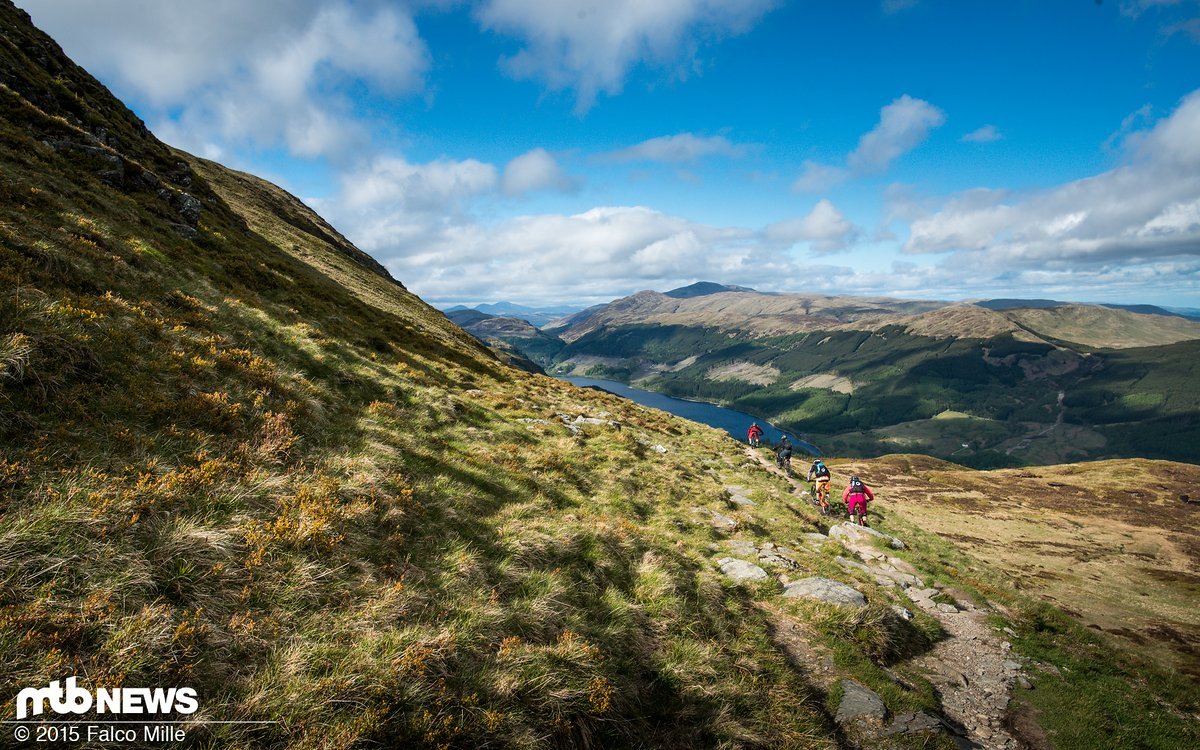 Abfahrt zum Loch Lubnaig, wo der Sage nach König Artus das Schwert Excalibur von der "Lady of the Lake" erhalten haben soll Abfahrt zum Loch Lubnaig, wo der Sage nach König Artus das Schwert Excalibur von der "Lady of the Lake" erhalten haben soll