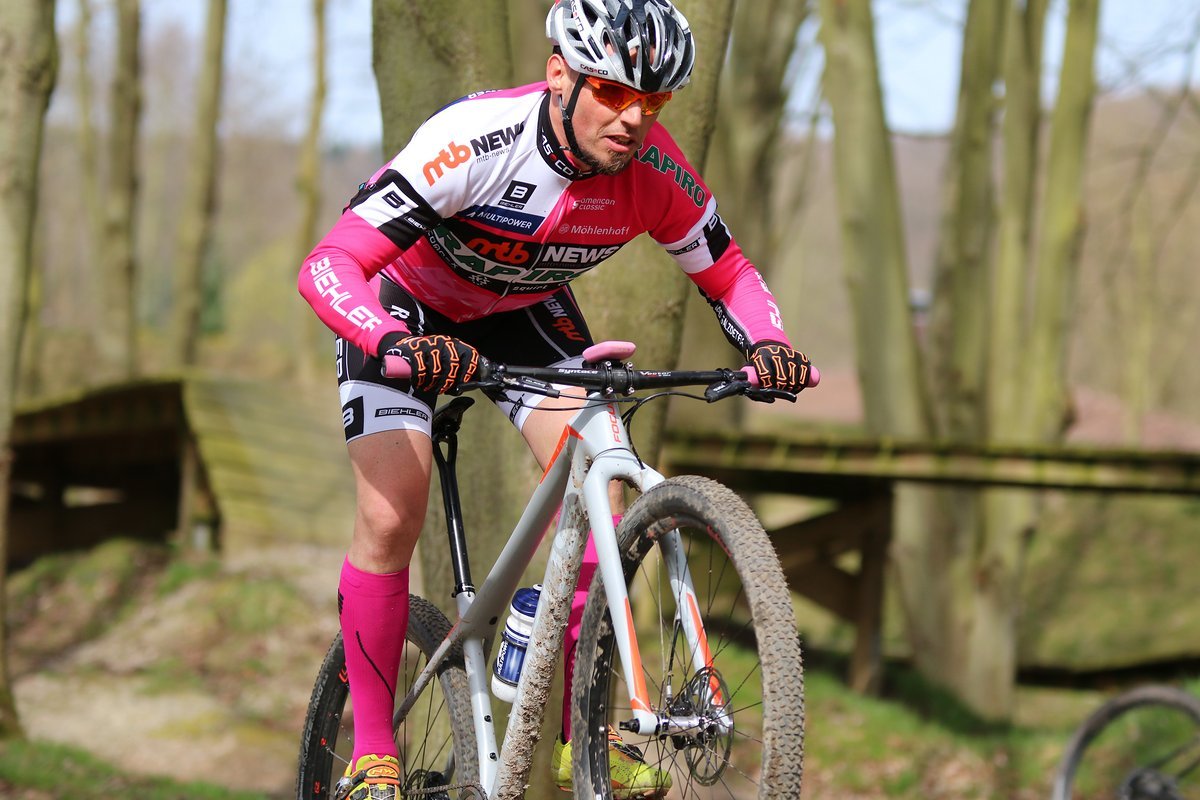 Nach dem Bikefitting sind Vorbau und Lenker dem Syntace Flatforce 66 mm und dem Syntace Vector gewichen. Das Resultat liegt sehr, sehr tief. Nach dem Bikefitting sind Vorbau und Lenker dem Syntace Flatforce 66 mm und dem Syntace Vector gewichen. Das Resultat liegt sehr, sehr tief.