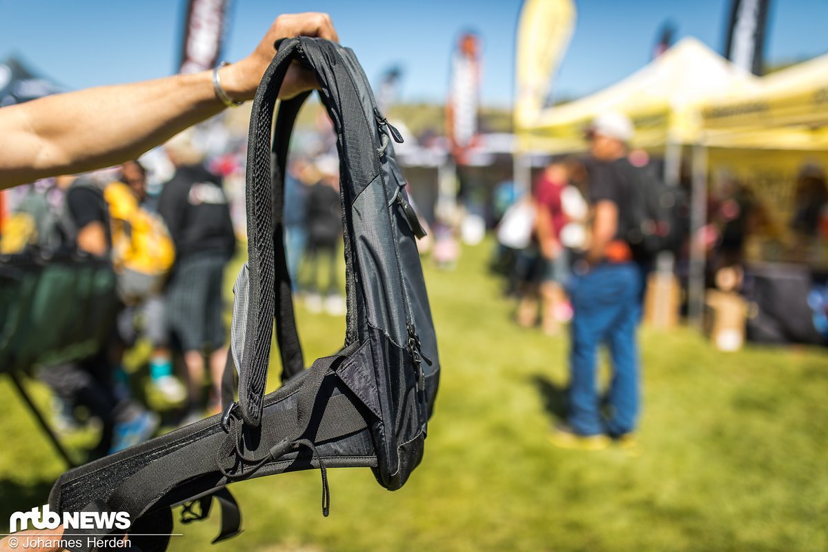 Race: Der Rucksack ist sehr flach gehalten und verfügt, wie der Name schon sagt, über 10 Liter Volumen Race: Der Rucksack ist sehr flach gehalten und verfügt, wie der Name schon sagt, über 10 Liter Volumen