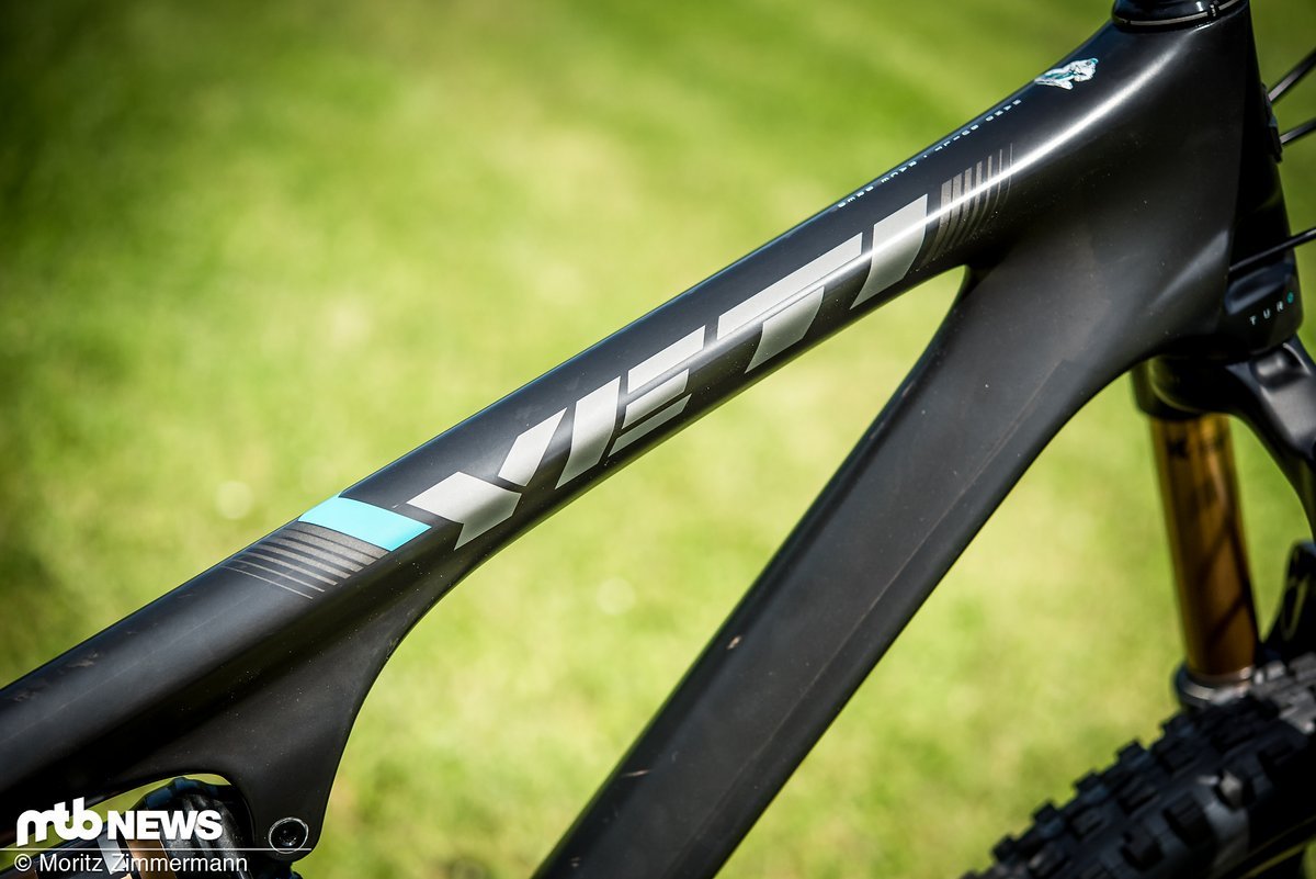 Schicke Details, wie das Logo am Steuerrohr, die hochwertige Lackierung und die türkisen Akzente, machen das Yeti SB100 zu einem echten Traumbike. Schicke Details, wie das Logo am Steuerrohr, die hochwertige Lackierung und die türkisen Akzente, machen das Yeti SB100 zu einem echten Traumbike.