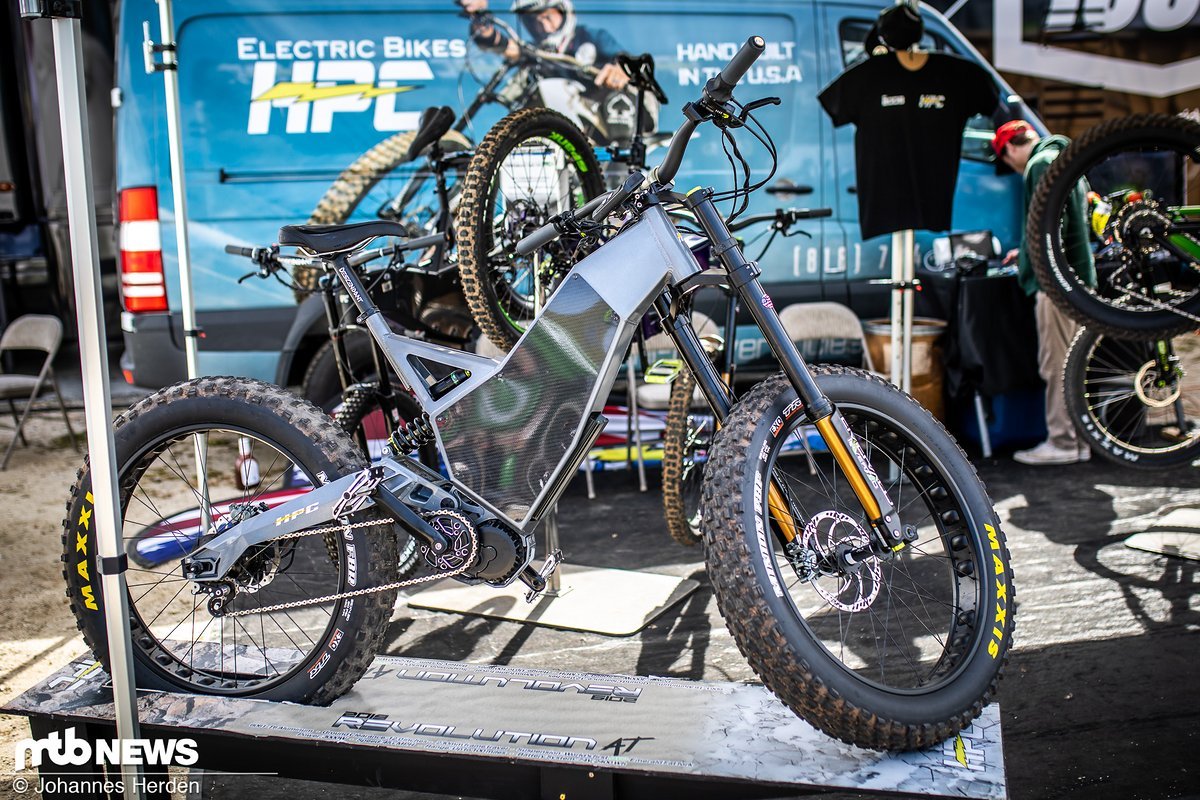 Badass-Powerbikes Teil 2: Das HPC Revolution sorgte schon im Vorjahr für Furore und ist auch dieses Jahr nicht, naja, schöner geworden. Für einen Platz bei den kuriosen Bikes reicht die Maschine, die bis 6000 Watt bietet, aber weiterhin. Badass-Powerbikes Teil 2: Das HPC Revolution sorgte schon im Vorjahr für Furore und ist auch dieses Jahr nicht, naja, schöner geworden. Für einen Platz bei den kuriosen Bikes reicht die Maschine, die bis 6000 Watt bietet, aber weiterhin.