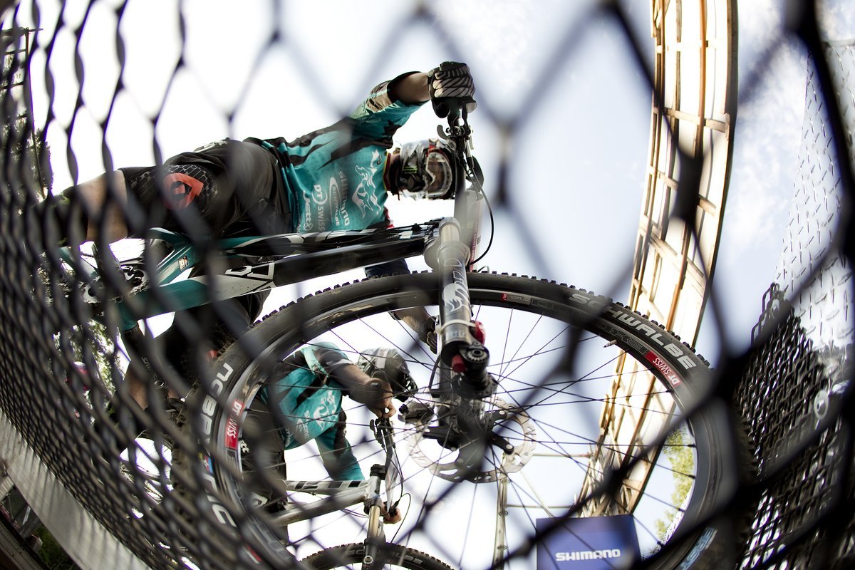 2011, 4X WC Mont Sainte Anne. Das letzte reguläre Weltcupjahr für 4X. Ich bin unter das Startgatter gekrochen um Jared Graves zu fotografieren. 2011, 4X WC Mont Sainte Anne. Das letzte reguläre Weltcupjahr für 4X. Ich bin unter das Startgatter gekrochen um Jared Graves zu fotografieren.