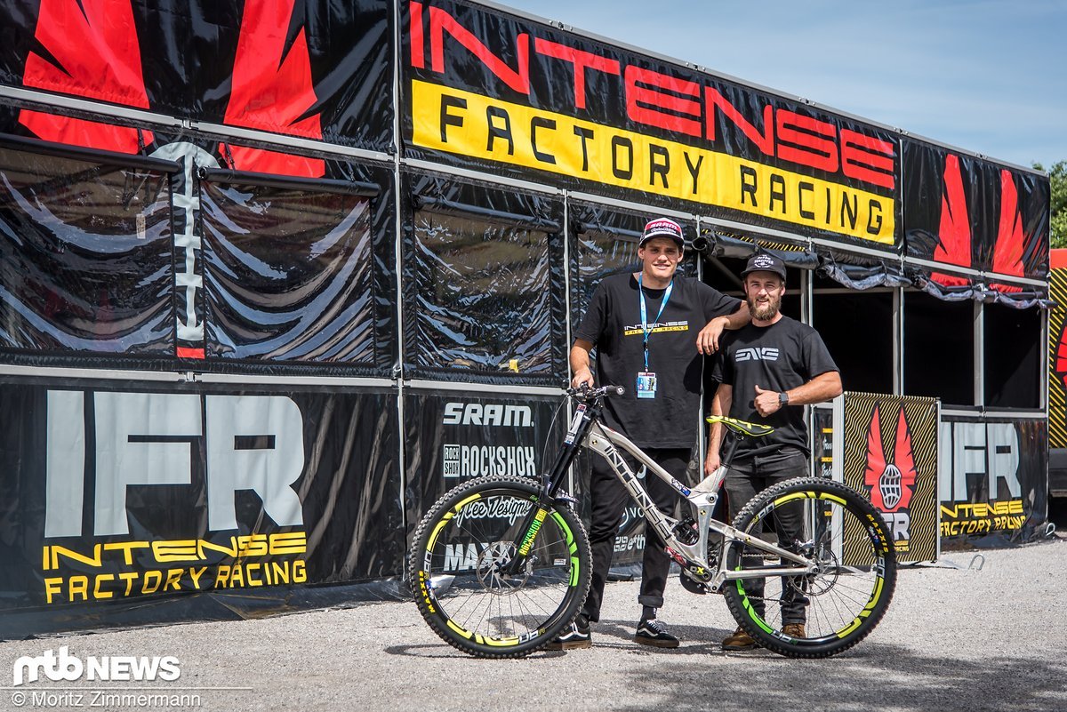 Auch wenn viele Details noch geheim sind haben Jack Moir und sein Mechaniker Chappy Fiene, der gleichzeitig Projektmanager bei Intense ist, viele Fragen zum Intense P2 29 beantwortet Auch wenn viele Details noch geheim sind haben Jack Moir und sein Mechaniker Chappy Fiene, der gleichzeitig Projektmanager bei Intense ist, viele Fragen zum Intense P2 29 beantwortet