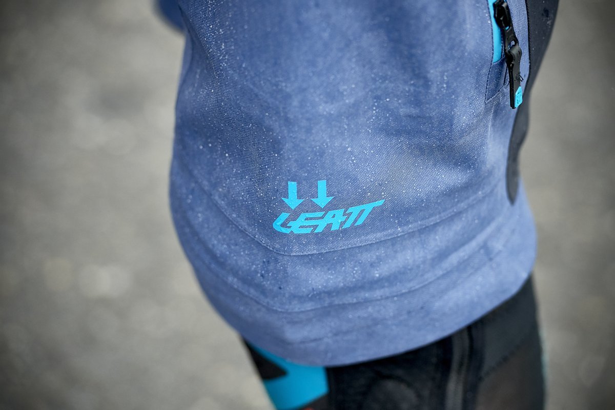 Die Leatt DBX 5.0 Shorts ist wasserdicht und verfügt über eine vorgeformte Kniepartie Die Leatt DBX 5.0 Shorts ist wasserdicht und verfügt über eine vorgeformte Kniepartie