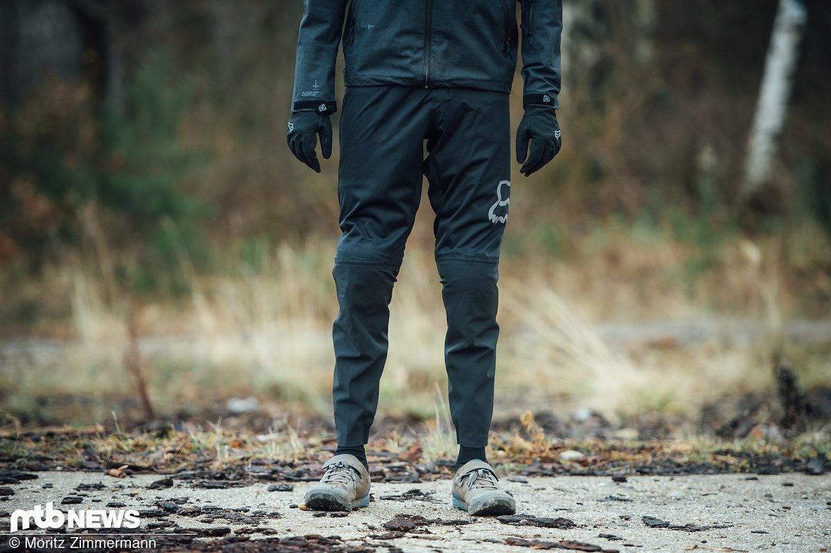 Die Fox Attack Pro Water Pants kann mit einer 10.000er Wassersäule sowie einer 10.000er Atmungsaktivität aufwarten. Die Fox Attack Pro Water Pants kann mit einer 10.000er Wassersäule sowie einer 10.000er Atmungsaktivität aufwarten.