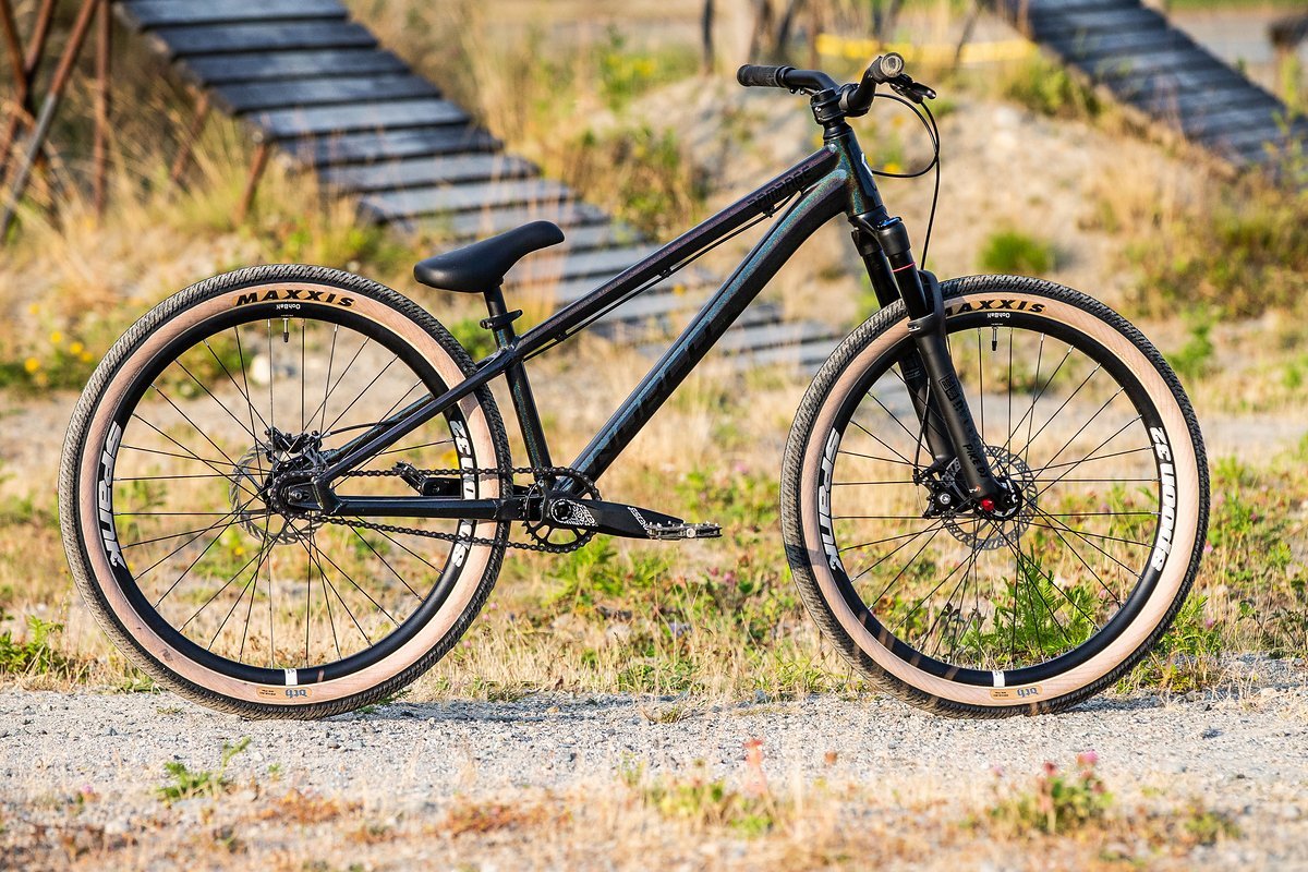 Das neue Norco Rampage kommt mit einem leichten Aluminium-Rahmen und 100 mm Federweg an der Front Das neue Norco Rampage kommt mit einem leichten Aluminium-Rahmen und 100 mm Federweg an der Front